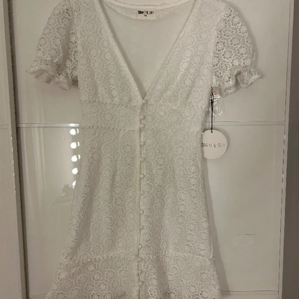 Säljer denna sjukt fina klänning från Kiss the sky som är köpt från Nelly.com i strl XS för 150kr med prislapp kvar /Nypris399kr. . Klänningar.