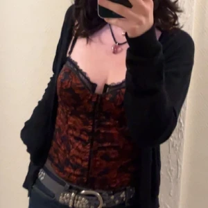 Röd korsett topp - Jättefin röd korsett köpt second hand, sparsamt använd, jättefint skick!!