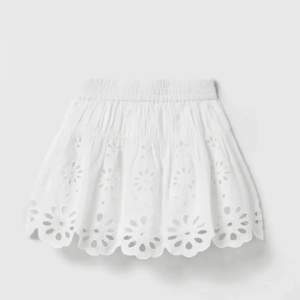 Trendig zara kjol som är perfekt inför sommaren, det är förra årets sommar kollektion så finns inte på Zaras hemsida💗fick två likadana i julklapp så inte så använd
