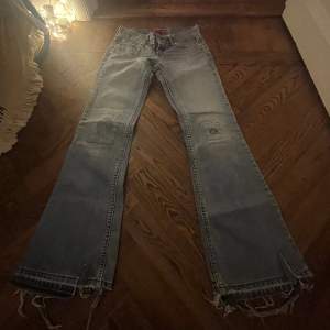Lågmidjade bootcut jeans från Levis 💖 Är ungefär 163 och brukar ha 27 i jeans. Använd gärna köp nu funktionen ❤️