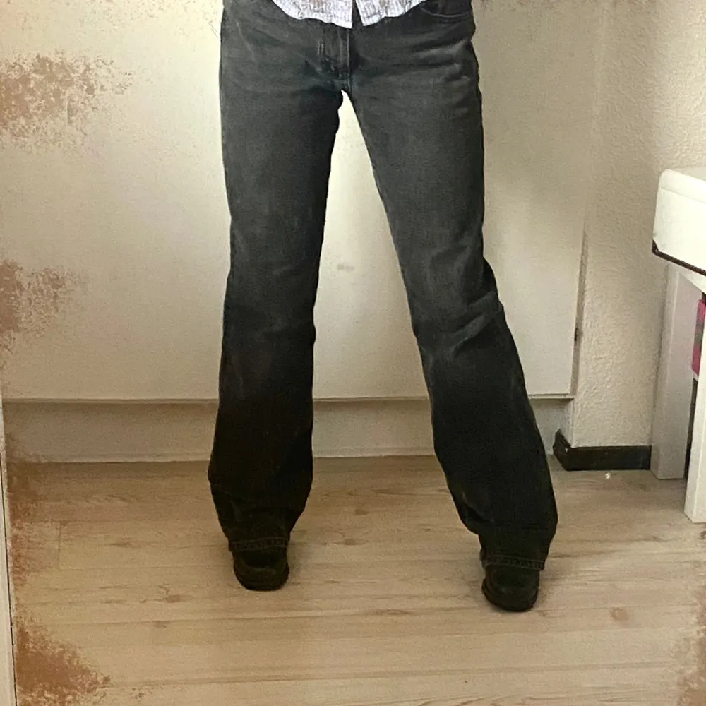 Mörkgråa/svarta jeans från Zara i fint skick. Mid waist, straight/lite flared jeans. Är själv 1,60 men de skulle även passa nån som va längre då dom är rätt långa. Fråga kring funderingar 💕. Jeans & Byxor.