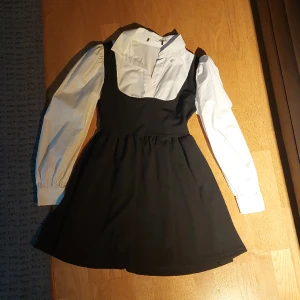 En fin klänning  - Denna klänning är bara använd 2 gånger och är i väldigt bra skick. Jag säljer den eftersom den inte passar längre. Kontakta gärna mig innan du köper. Tar tyvärr bara swish 