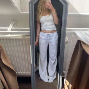 Linnebyxor  - Säljer mina såå fina linnebyxor🥰 De kommer från H&M och är i storlek XXS men passar perfekt på mig som är 160cm och brukar ha XS-S i byxor!