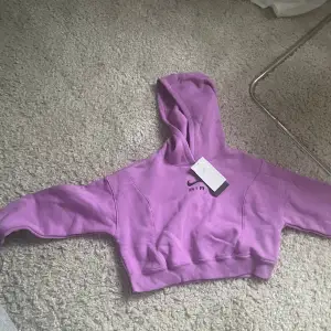 Säljer denna jättefina lila hoodie från Nike då den aldrig kom till andvändning. Original pris 649 och pris kan diskuteras.  om ni har några frågor är det bara att skriva💘💘