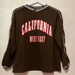 Sweatshirt brun - Bra skick, bra matrial för att vara från SHEIN. Inte sådär elektriskt matrial