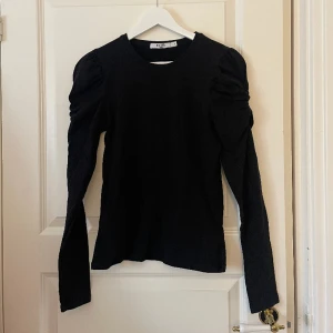 Topp - Med ribbade axlar, bra skick 🖤