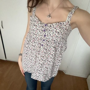Blommig top - Söt sommartop. Skriv för frågor!