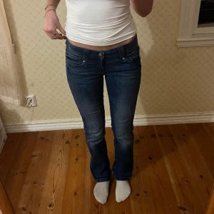 Lågmidjade jeans  - Snyggaste vintage jeans!💕  Midjemått( rätt över): 37cm Inerbenslängd: 80cm Lårmått ( rätt över):23cm    Köp gärna via ”KÖP NU”💖 Skriv ifall ni har några frågor eller funderingar // perfectjeans🫶