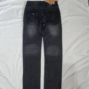 True Religion Joey Super T - Helt nya, använda 3 gånger. Nypris ca 3000, köpta för 750kr på plick. OBS! Tag medföljer ej!! Skriv för fler bilder, priset är rörligt vid snabb affär 💫