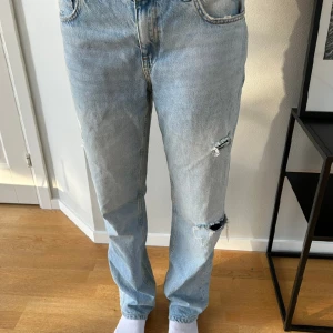 Ljusblåa jeans!! - Ljusblåa slitna jeans💕Lösa och lågmidjade som sitter fint runt höfterna.