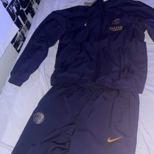 säljer min Helt nya psg tracksuit. köpt på jd för 1200 på rea vanligt pris är 1600. Har aldrig kommit till användning köpt för 4 månader sen.