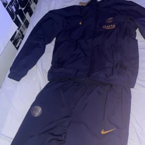 Psg tracksuit - säljer min Helt nya psg tracksuit. köpt på jd för 1200 på rea vanligt pris är 1600. Har aldrig kommit till användning köpt för 4 månader sen.