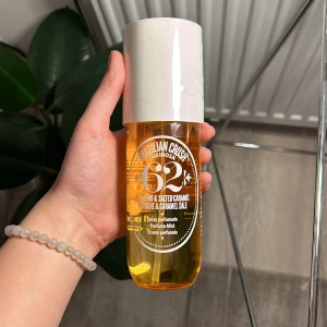 Sol de Janeiro (62) - Säljer min sol de Janeiro (62 - gul) helt OÖPPNAD med plastet fortfarande på som man ser på bild. Den är större än vanliga (240 ml). Den köptes för 499:- på parfym.se men säljs för att jag vill ha en annan parfym.