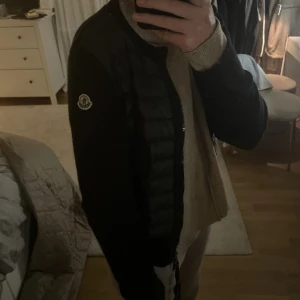 Moncler Cardigan  - Intressekoll!! Fint skick förutom att jag har sytt ihop ett hål precis vid nacken som inte alls syns. Högsta bud 5300!!!
