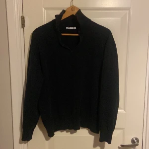Zara half zip - Säljer nu min half zip från zara för den har blivit för liten. Fint skick, om du har några frågor är det bara att skriva!
