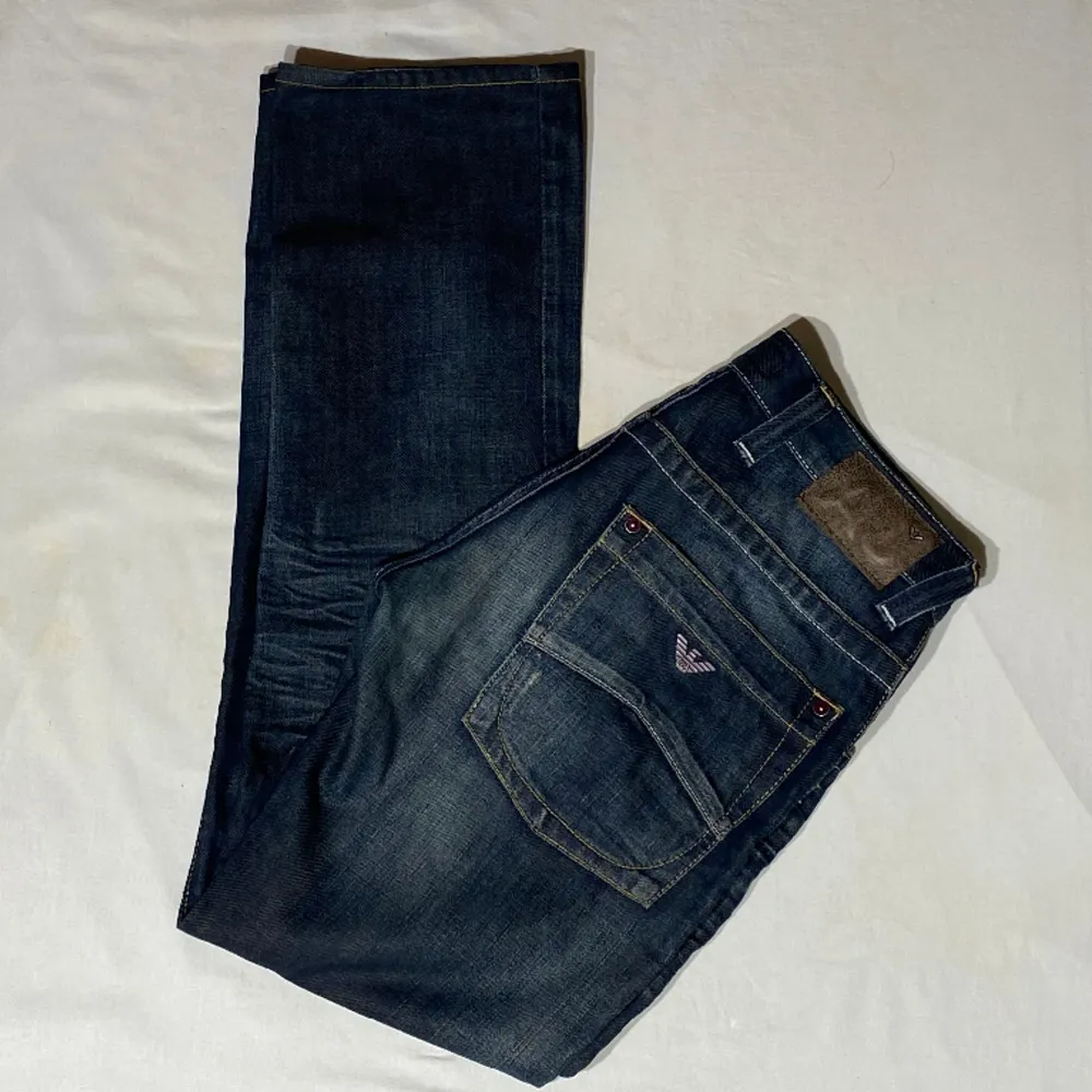 Säljer nu dessa jeans ifrån Armani med stilen Regular fit. Dom är i storlek W30 L32 i väldigt bra skick. Skriv gärna vid frågor och funderingar. Jeans & Byxor.