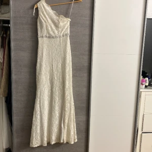 Vit kläning  - Snygg funkar till bröllopsgäst, använd 2 gånger