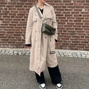 Trenchcoat - Snygg och bra kvalite! Säljer pga används ej. Använd 2-3 gånger. Nypris 1195kr 