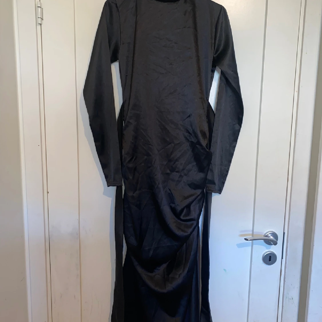 Svart satin festklänning från Prettylittlething - 90