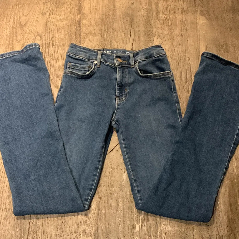 Fina low waist bootcut jeans! Jätte fin mörkblå färg😇säljer för att dom inte passar längre!!! Det är bara att fråga om du undrar något😇. Jeans & Byxor.