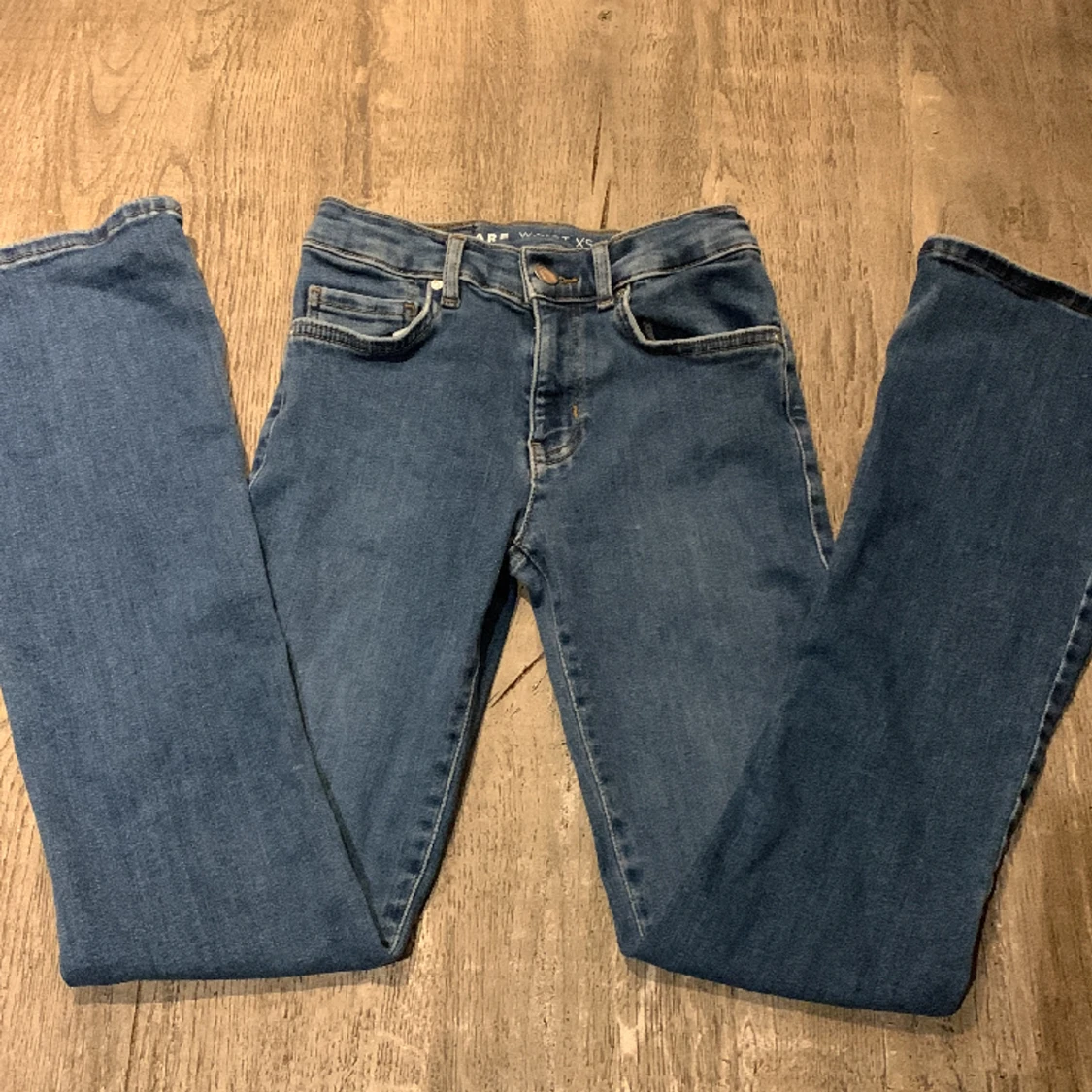Mörkblåa jeans