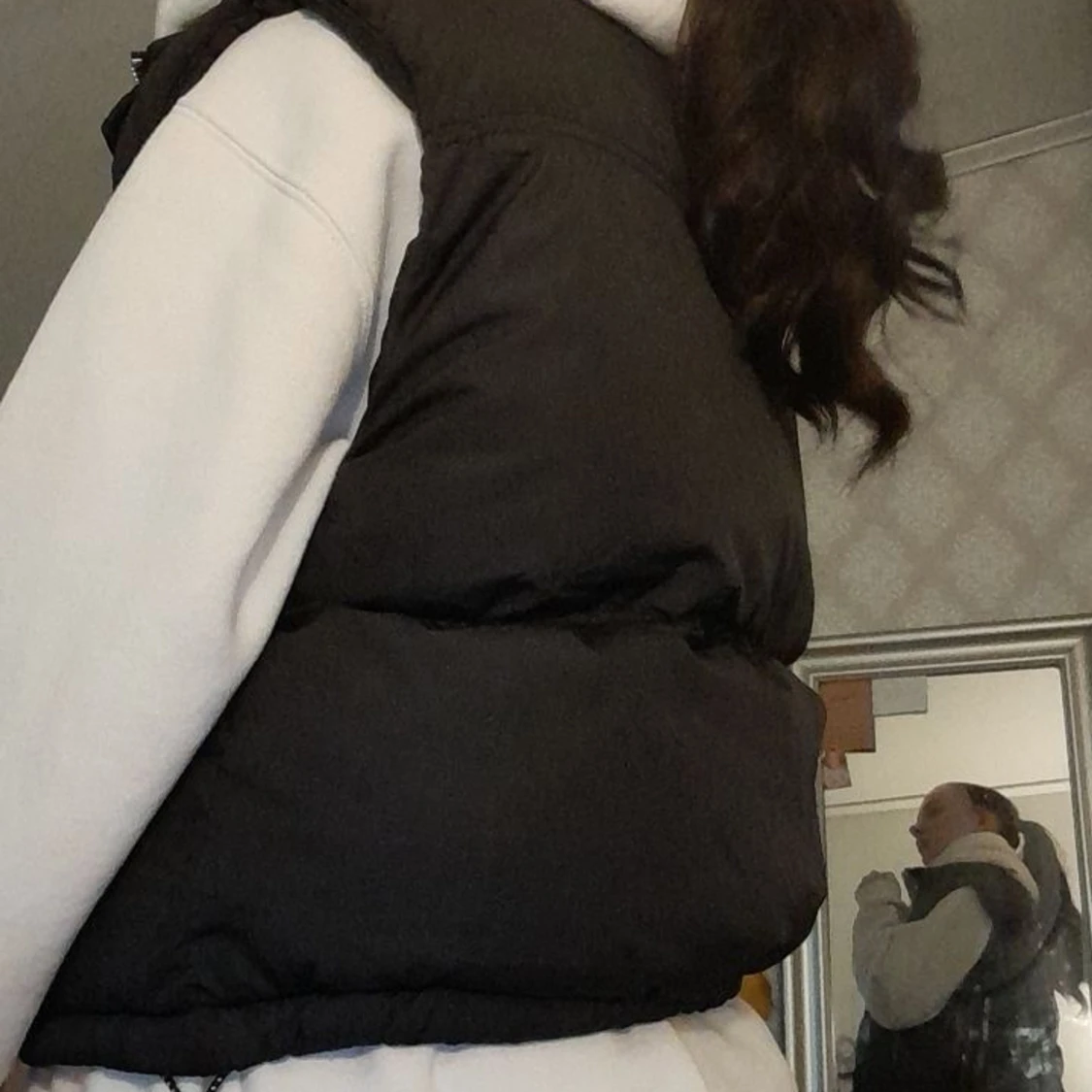 En svart croppad väst