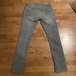 Dondup Gorge jeans - Säljer nu mina dondup jeans i modellen George, de är inte andvända mycket och är i fint skick. Storlek: 29 (29/31) Skick: 9/10 Färg: ljusgrå Nypris: ca 3000kr Mitt pris: 700kr Bara att höra av dig om du har du funderingar //David
