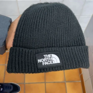 The North Face Mössa - Mössan är i bra skick och är från 10-13 år. Kan skicka med post och även sänka priset om någon skulle vara intresserad.