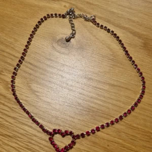 Halsband hjärta rött strass  - Halsband kortare modell med hjärta, röd strass 