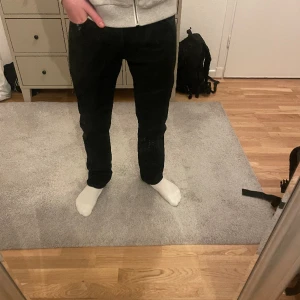 Levi’s 501 - Tja, jag säljer ett par Levi’s 501 i färgen svart. Perfekta byxor inför våren. Byxorna passar mig på 185 cm + och väger runt 65-70. Använda 2-3 gånger.  Storleken är 32/32 hör av er om ni har några funderingar✨(Priset är ej hugget i sten) 
