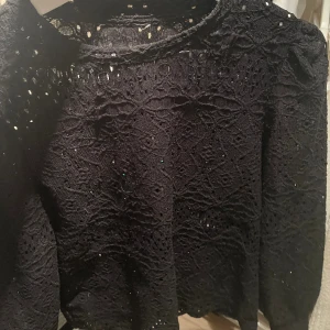 Svart blus  - As snygg svart blus, passar till mkt!!! 🤩🤩 Säljer pga kommer ej till användning. Är dock lite osäker på strl men passar XS och S. Skriv privat för frågor💝 