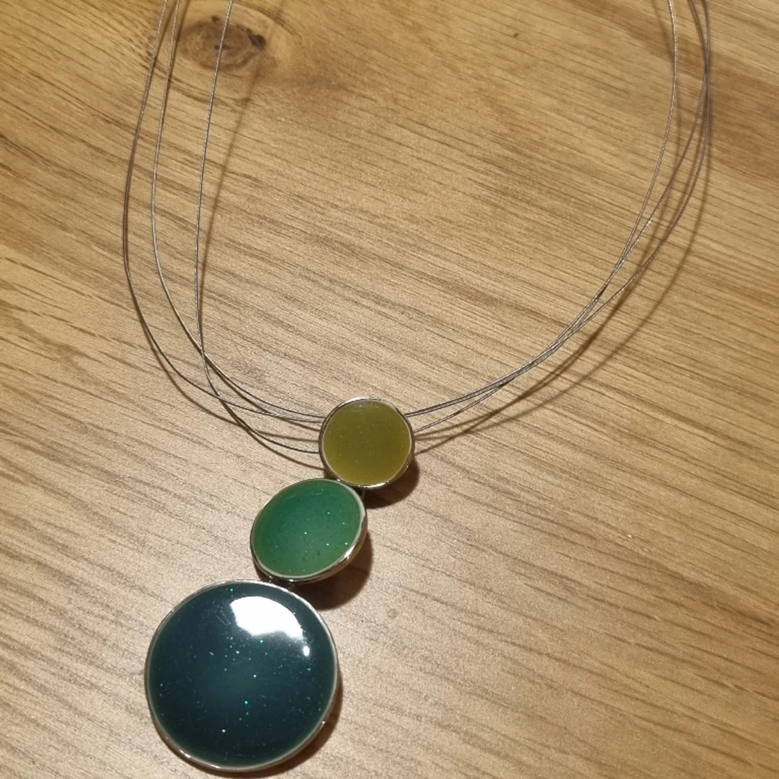 Halsband gröna stenar