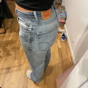 intressekoll på dessa fina levis jeans som  är lite stora på mig som är M. w:33 l:32 Skriv till mig vid frågor eller lägg ett bud!!