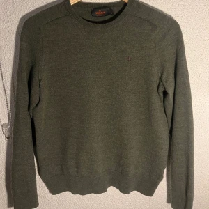 Morris tröja - Säljer min Morris tröja då den inte kommer till användning. Den är 100% merino ull. Hör gärna av er om ni har några funderingar😊