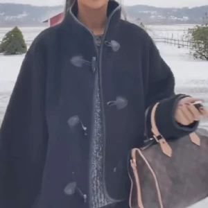 Teddyjacka med knäppen HM - Säljer denna jättefina teddyjacka från HM. Storlek XS men oversized så sitter bra på mig som vanligtvis har S. Använd 1 gång, nypris 499 🫶🏼