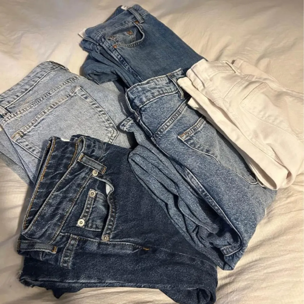 Klädpaket!  5 par jeans i fint skick, alla är raka/vida i benen och i storlek 36. Kan köpas var för sig för 150kr styck eller som ett paket för 400kr! . Jeans & Byxor.