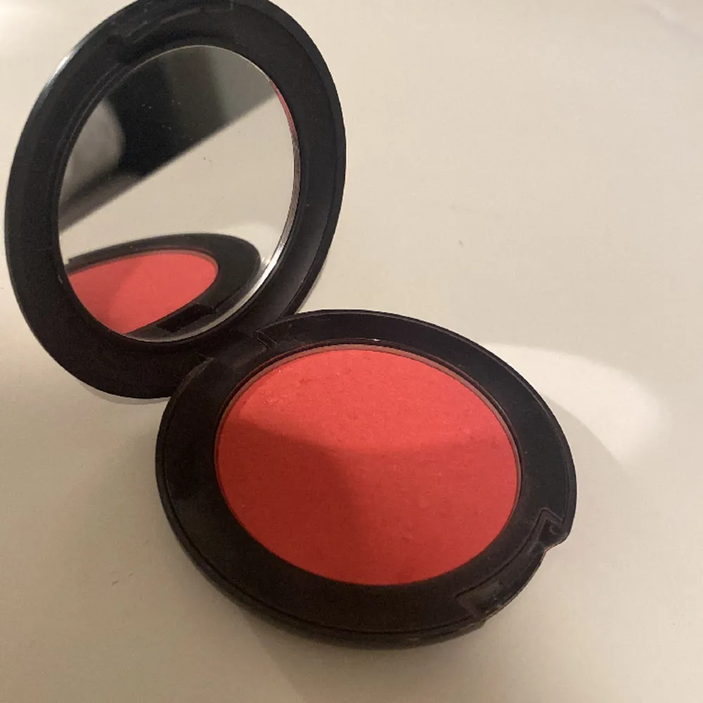 ett rouge/ blush från isadora, beställde hem i en annorlunda färg. passade inte mig så bra, så väljer att sälja köpte för 250❤️färgen 05 coral pink. Accessoarer.