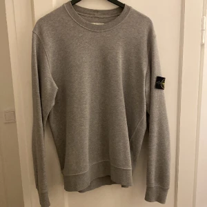 Stone Island  - Säljer min Stone Island tröja. Köpt på Stone Island butiken i Stockholm. Skick 9/10. Strl L. Pris kan diskuteras 