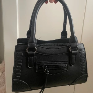 Handväska - Fin handväska som inte kommer till användning! Perfekt för läppglans, borste, laddare mm. Det tillkommer ett axelband! Pris kan diskuteras och om man vill se mer bilder kan man skicka privat🌸💫