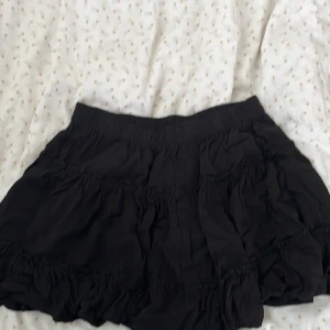 Kjol - Säljer en volang kjol från SHEIN pga för kort:( väldigt gullig sommarkjol dock!! 