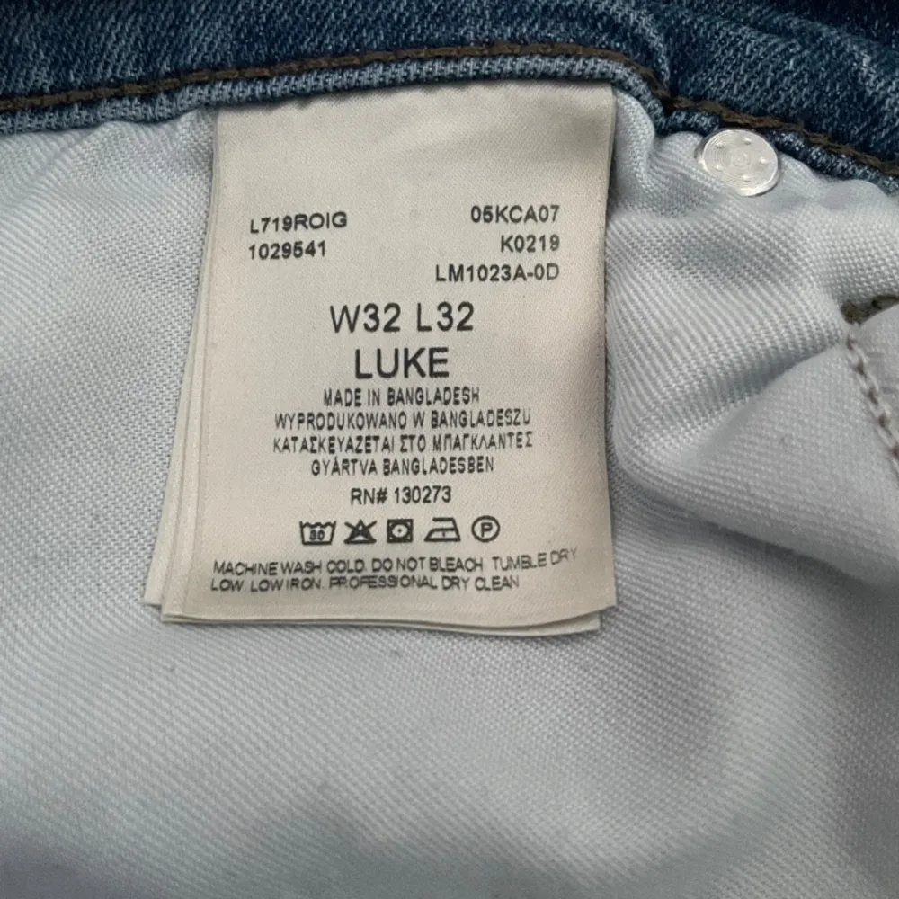 Lee Jeans, modell Luke, blå, W32 L32, i nyskick. Stilrena och bekväma. Perfekt passform.. Jeans & Byxor.