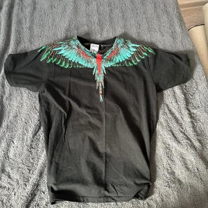 Marcelo burlon T-shirt  - Skicket på tshirten är 10/10, storlek M. Passar perfekt till utegång eller liknande.