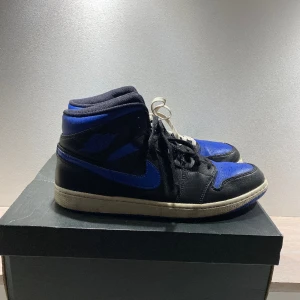Jordan 1 mid hyper royal - Jordan 1 hyper royal Cond 5/10 heeldrag finns Boxen inuti är målad  