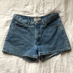 Jeansshorts  - Säljer ett par jättesnygga jeansshorts köpta secondhand. Jag vet inte storleken man skulle tro kanske L 💞