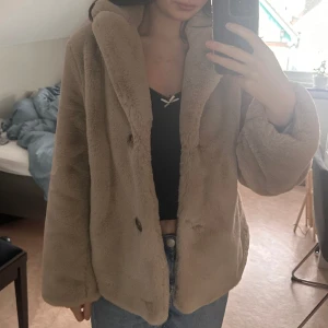 Fluggig fejk-pälsjacka - Den här jackan är superskön men kommer aldrig till användning här hemma! Använd max 3 gånger. Köpare står för frakten! Priset kan diskuteras