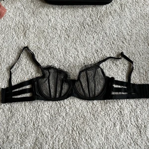 Hunkemöller bh - Snygg no-padded bh från Hunkemöller. Aldrig använd. Säljer pga att jag glömde bort den i garderoben o sen var den för liten. Storlek 70E. Tveka inte att höra av dig om du har frågor