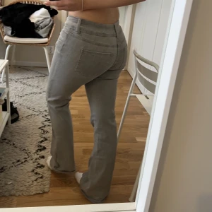 gråa jeans - gråa jeans från gina young i storlek 164. jag är 163 och brukar bära storlek Xs/S. justerbara i midjan med band och knappar