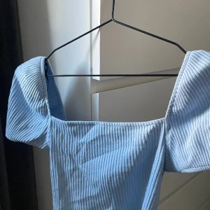 Topp hm - Väldigt fin topp från hm i storlek S. Bra och fint skick🩵Perfekt nu till våren!!