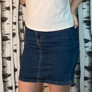Jeanskjol  - Blå kortare jeanskjol från Cubus. Perfekt nu till våren och sommaren🌷💕