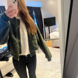 Grön cos jacka  - Säljer nu denna teddyjacka från cos!! I storlek s 💕💕💕